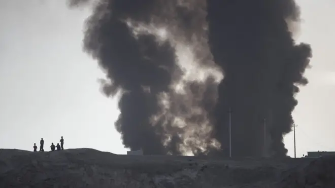 Минобороны США отметило, что террористы "Исламского государства"жгут покрышки и нефть, чтобы создать дымовую завесу