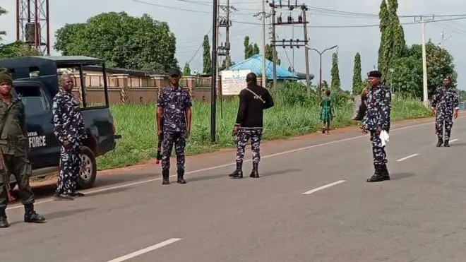 Ndị uweojii nọ n'okporoụzọ.