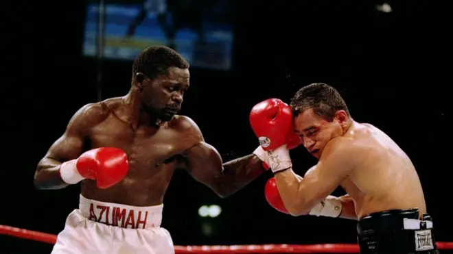 Nelson Azumah di 'Professor' dey give im opponent hard lesson