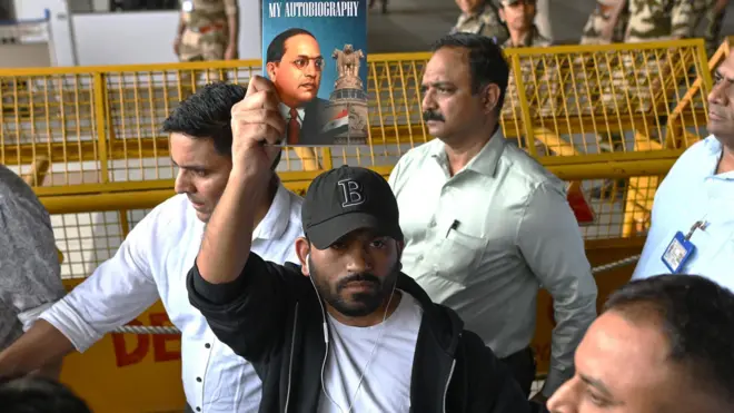 दिल्ली एयरपोर्ट पहुंचने के बाद अभिजीत दीपके
