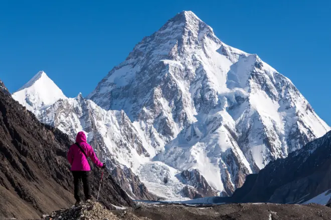 Alpinista em frente ao K2