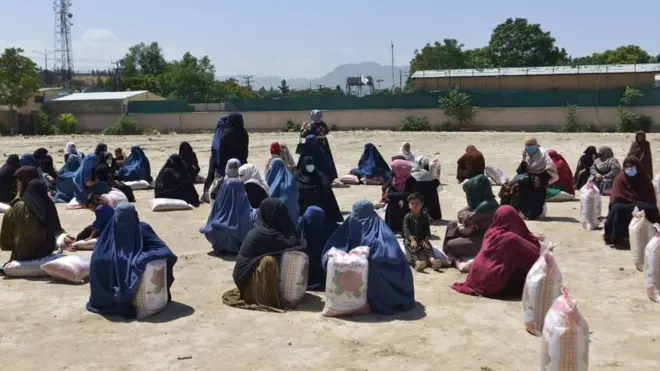 دغه بنسټ د مرسته رسولو په چارو کې د ستونزو جوړولو ۷۰ سلنه مسوولت طالب چارواکو او هغوي پورې تړلیو وسله والو ته راجع کړی دی.