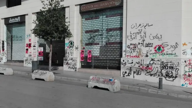 كتابات ورسومات على الجدران، تُظهر تراكم المطالب الأساسية لدى اللبنانيين
