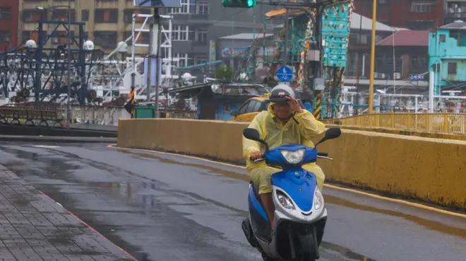 台灣基隆民眾冒雨騎摩托車出行（11/7/2026）