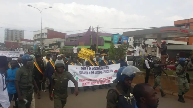 Des députés et sénateurs SDF et UPC manifestent dans les rues de Bamenda pour réclamer une conférence nationale sur la situation des anglophones.
