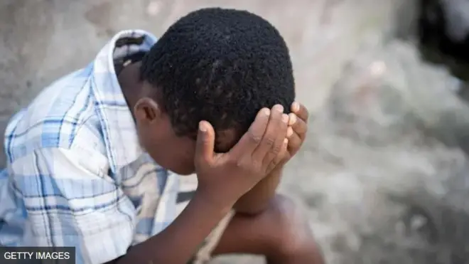 Aworan ọmọkunrin kekere to karibọnu