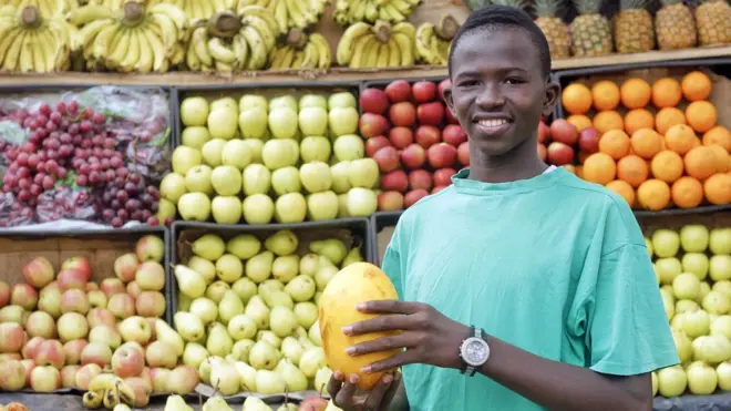Jeunes devant des fruits