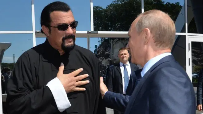 Aktor Steven Seagal (kiri) dan Presiden Rusia Vladimir Putin berteman.