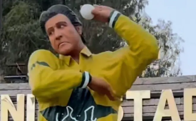 وسیم اکرم کا مجسمہ 