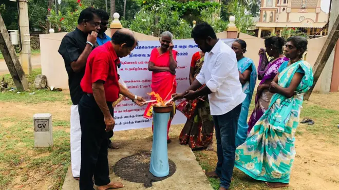 මිරුසුවිල් ඝාතනයේදී මියගිය පිරිස සිහි කරමින් පැවැත්වු 22 වැනි ගුණ සැමරුම වෙනුවෙන් උතුරු පළාත් හිටපු පළාත් සභා මන්ත්‍රී එම්.කේ.ශිවාජිලිංගම් මහතා ඇතුළු පිරිසක් 2022 දෙසැම්බර් 20 වැනිදා එක්ව සිටියහ.