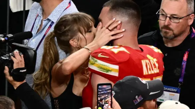 تیلور سوییفت برای دومین سال پیاپی قهرمانی کانزاس سیتی چیفز را با بوسیدن تراویس کلسی جشن گرفت