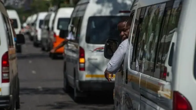 Les minibus, utilisés comme taxis, sont la forme de transport la plus populaire en Afrique du Sud.