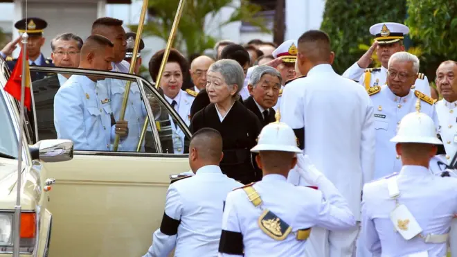 สมเด็จพระจักรพรรดิอากิฮิโตะ และสมเด็จพระจักรพรรดินีมิชิโกะแห่งญี่ปุ่น