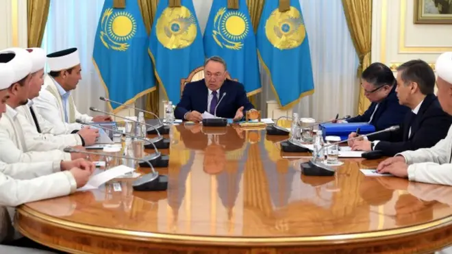 Назарбоев қозоқ аёлларининг анъанавий кийиниш тарзларини хотирлатган.