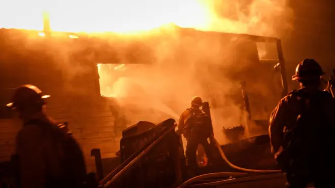 بعض رجال الإطفاء