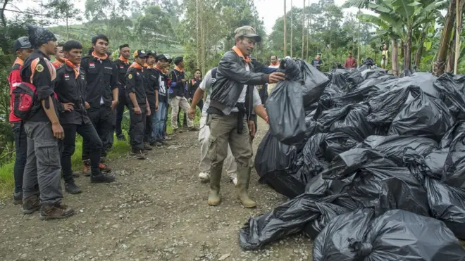 Ribuan pendaki yang mengikuti acara bersih gunung di Gunung Slamet mengumpulkan lebih dari 100 kantong sampah.