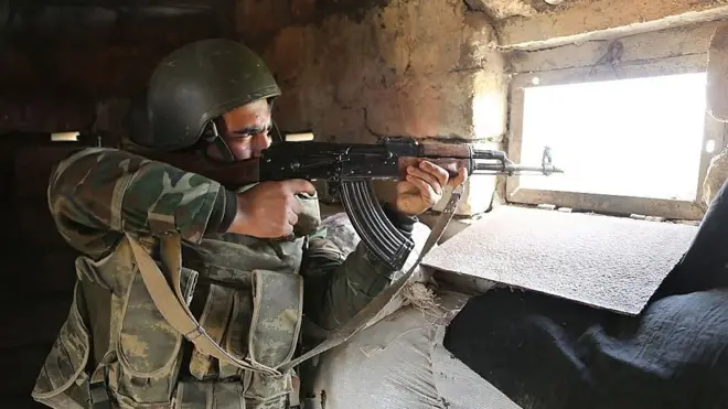 नागोर्नों काराबाख़ में चल रही लड़ाई में 300 से ज़्यादा लोग जानें गंवा चुके हैं.