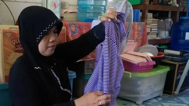 รอฮีหม๊ะ ตระเวนขายเสื้อทั้งแบบขายผ่อน และสด ตามสถานที่ต่าง ๆ