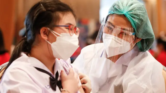 คาดว่าจะมีเด็กนักเรียนอายุ 10-18 ปี รับวัคซีนเชื้อตายชนิดนี้กว่า 1 แสนคน ในโครงการศึกษาวิจัย นำร่องการฉีดให้เด็กนักเรียนของราชวิทยาลัยจุฬาภรณ์