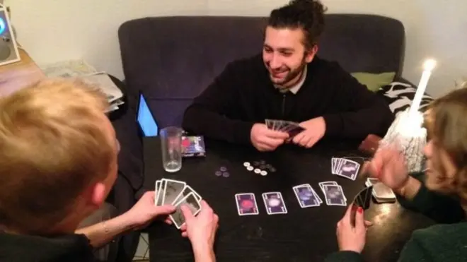 سامی پس از پانزده ماه زندگی در برلین، دوستان تازه پیدا کرده است