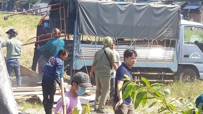 Chính quyền địa phương tháo dỡ các vật dụng làm hang đá mừng Giáng sinh của người dân Lộc Hưng