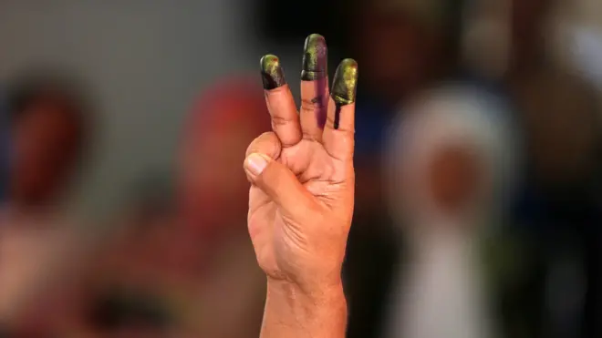 一名选民沾上墨水的三根手指