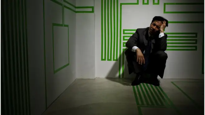 คนนั่งกุมขมับ