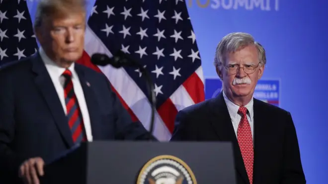 John Bolton, em foto de 2018 com o presidente, acumulava discordâncias com Trump sobre como conduzir a política externa