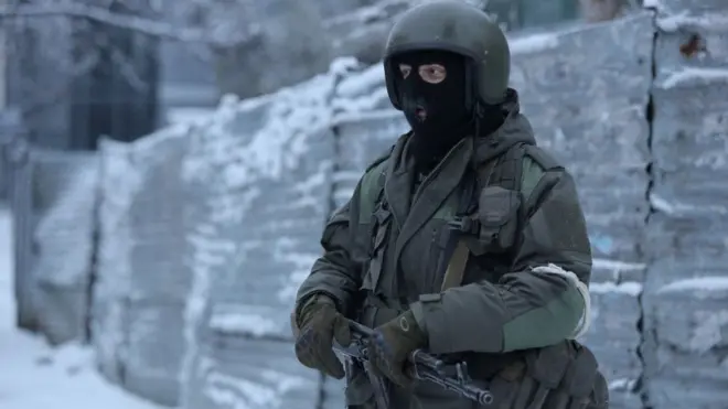 У вівторок частину Луганська перекрили озброєні люди в масках