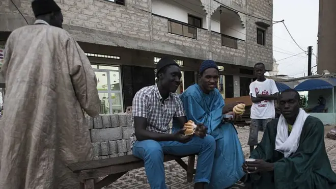 Men dey eat and drink