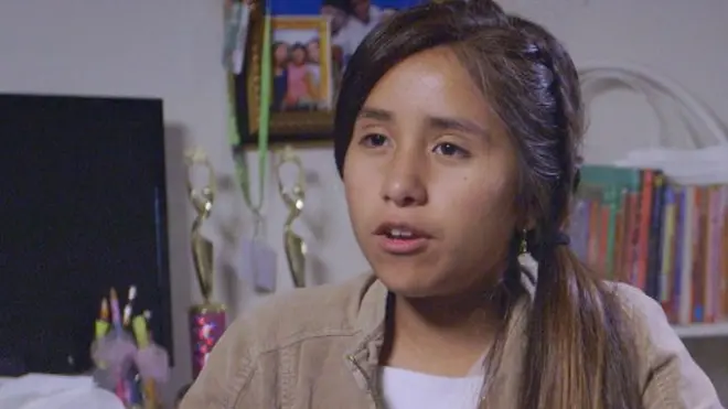 El hermano mayor de las gemelas Yarely y Aracely, de 12 años, se está haciendo cargo de ellas desde que sus padres fueron detenidos.