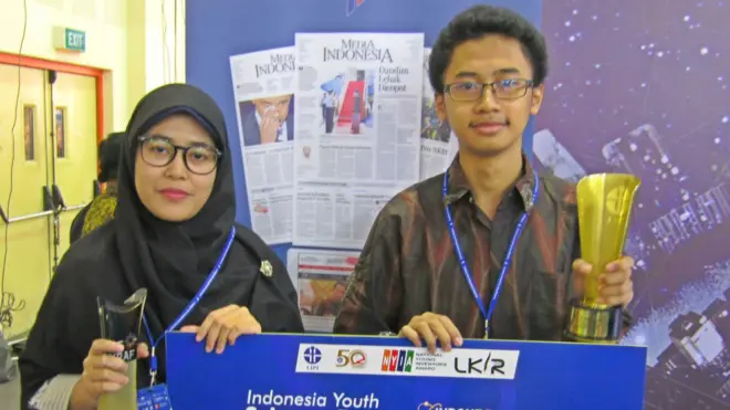 Ayubella Anggraini Leksono (kiri) dan Hanif Ahmadzakir (kanan) menciptakan teknologi Safety Trotoar dengan menggunakan pulsa elektromagnetik.