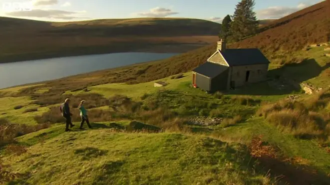 英ウェールズで山小屋ライフはいかが？　屋根しかなくても語らいと星空が