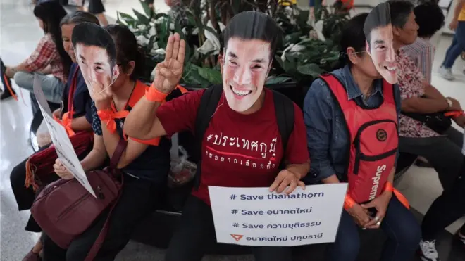 ผู้สนับสนุนธนาธรที่ กกต 30 เม.ย.