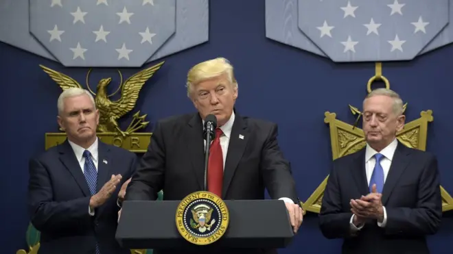 ABD Başkanı Donald Trump, ABD Başkan Yardımcısı Mike Pence (solda), ABD Savunma Bakanı James Mattis (sağda)