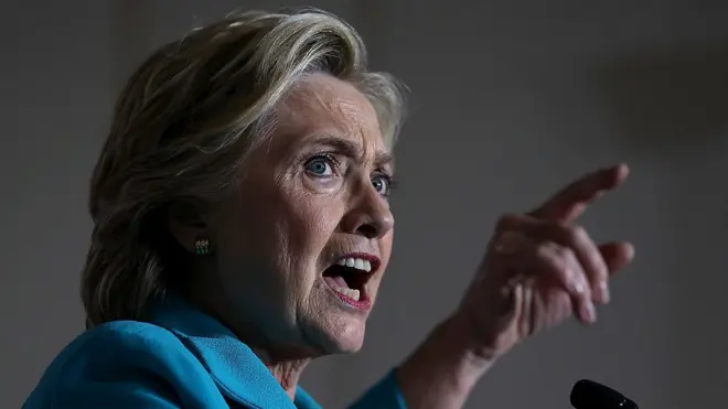 "Довольно странно делать такие заявления, при этом ракскрывая так мало, и прямо перед выборами", - заявила клинтон о возобновлении расследования ее дела