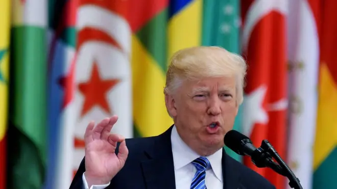 Trump menyampaikan pidato dalam KTT Amerika Islam Arab di Riyadh pada Minggu (21/05).