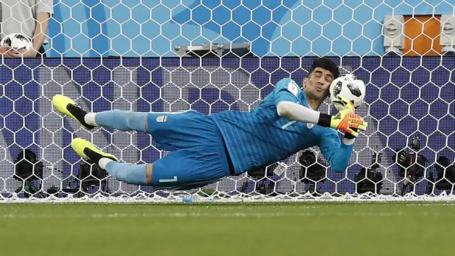 Beiranvand le atajó un penal a Cristiano Ronaldo.