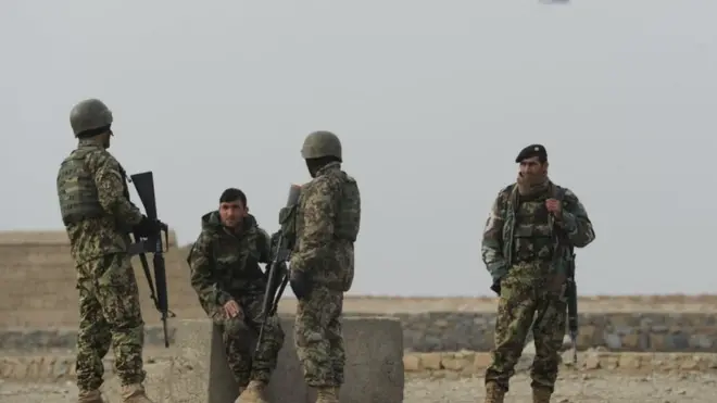 کابل کے قریب واقع اس ہوائی اڈے کو اثر طالبان کی جانب سے نشانہ بنایا جاتا ہے