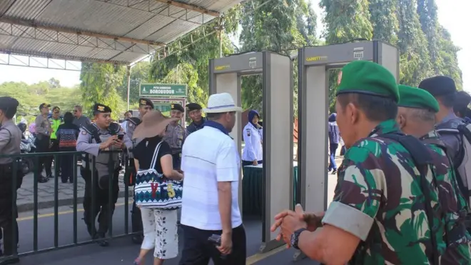 Walau dalam Status Siaga Satu, para wisatawaan masih diperkenankan untuk mengunjungi Candi Borobudur.