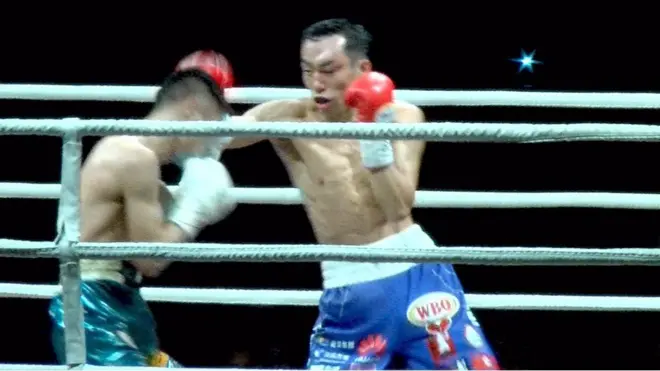 曹星如（右）向河野公平（左）出拳（7/10/2017）