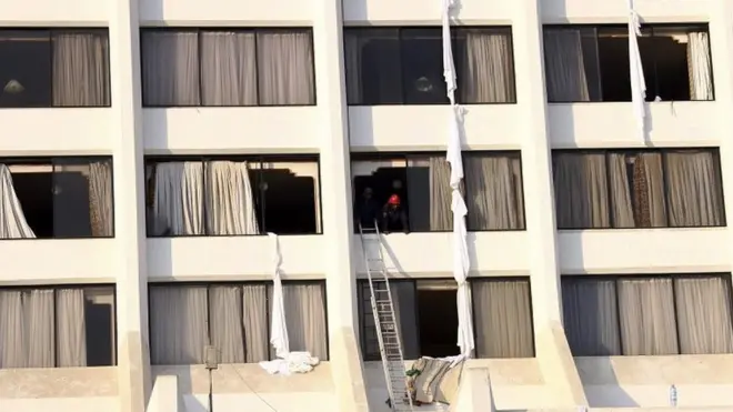 Постояльцы пытались выбраться из отеля сами, связав веревки из простыней