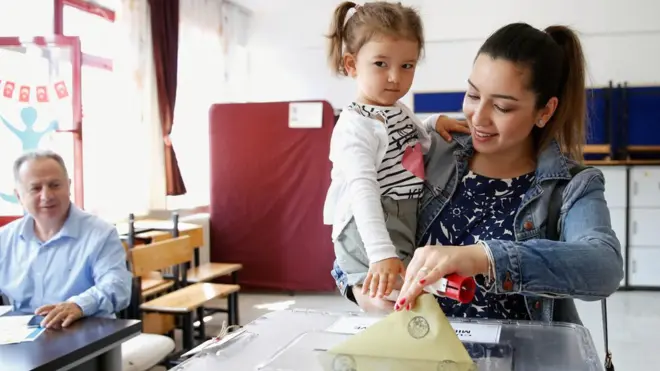 ترکی کے چھ کروڑ عوام آج ہونے والے صدارتی اور پارلیمانی انتخابات میں ووٹ ڈال کر حالیہ صدر رجب طیب اردوغان اور ان کی جسٹس اینڈ ڈیویلپمنٹ پارٹی کو حکومت میں ایک اور موقع دینے کے بارے میں فیصلہ کرینگے