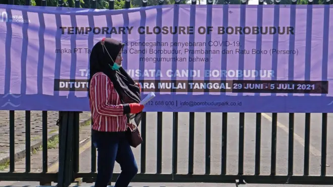 PPKM darurat diterapkan pemerintah di Jawa dan Bali mulai 3 hingga 20 Juli setelah meroketnya angka kasus harian Covid-19, yang membuat fasilitas kesehatan sangat tertekan.