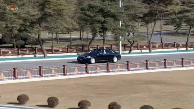 김정은 위원장이 탄 것으로 보이는 마이바흐 구형 차량