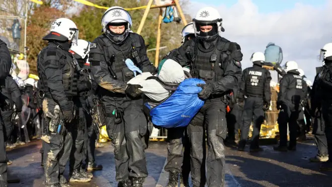 La policía comenzó a desalojar a los activistas el miércoles.