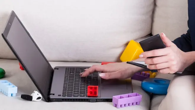 Женщина с ноутбуком и игрушками