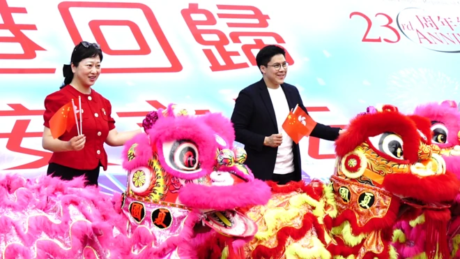 香港国安法：参加七一庆典的市民称“来旅游的，不知做什么”