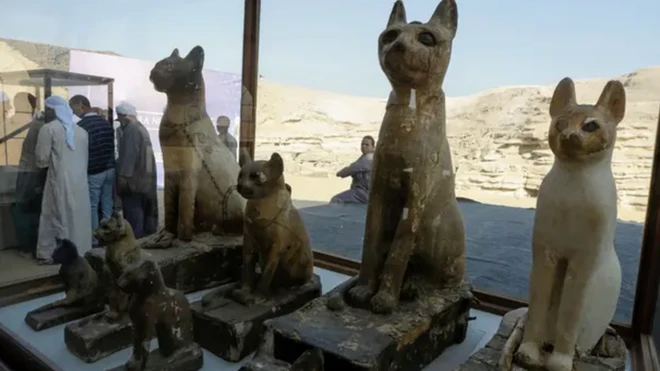 รูปสลักไม้และรูปหล่อโลหะผสมทำเป็นรูปแมว