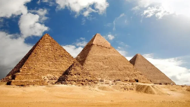 سه اهرام جیزه از عصر سلسله چهارم (۲۵۲۰ تا ۲۳۹۲ پیش از میلاد) 